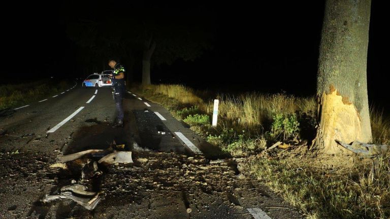 Hoe de automobiliste van de weg kon raken in Maren-Kessel wordt onderzocht (foto: Bart Meesters).