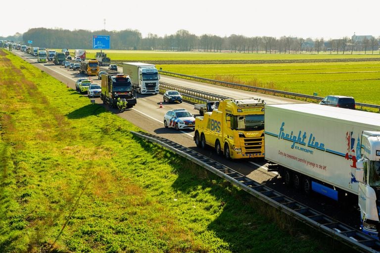 Ongeluk met twee vrachtwagens op de A59 (foto: Erik Haverhals/Persbureau Heitink).