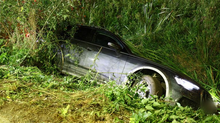 De auto zal al een tijdje in de greppel naast de A73 bij Haps hebben gelegen (foto: SK-Media).