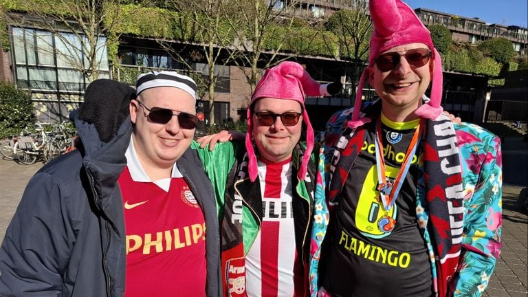 De vrienden uit Geldrop vinden het mooi dat PSV tijdens carnaval speelt. (Foto: Leon Voskamp)