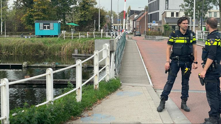 De politie sloot een deel van de Piushaven in Tilburg af om onderzoek te doen naar het verdachte pakketje (foto: Omroep Brabant).