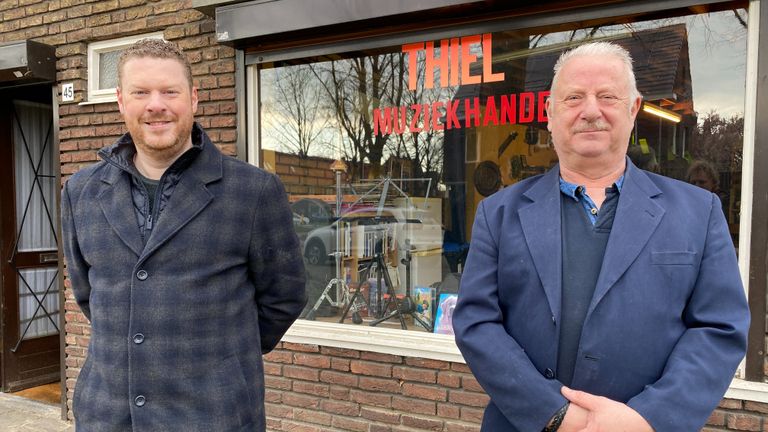 Mitchel en Ad de Vaan voor de winkel waar de plaquette van Karel Thiel moet komen (foto: Jan Peels)