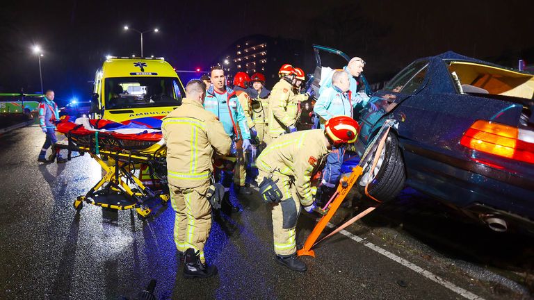 De auto moest open geknipt worden om de bestuurder te bevrijden (foto: Arno van der Linden/SQ Vision).