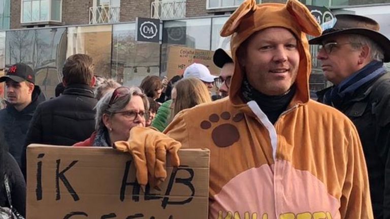 Een 'knuffelbeer' bij de demonstratie.