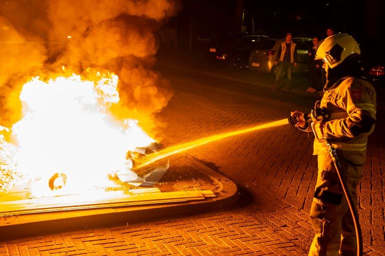 Het vuur aan de Aartshertoginstraat in Oss brak vlak voor middernacht uit (foto: Gabor Heeres/SQ Vision).