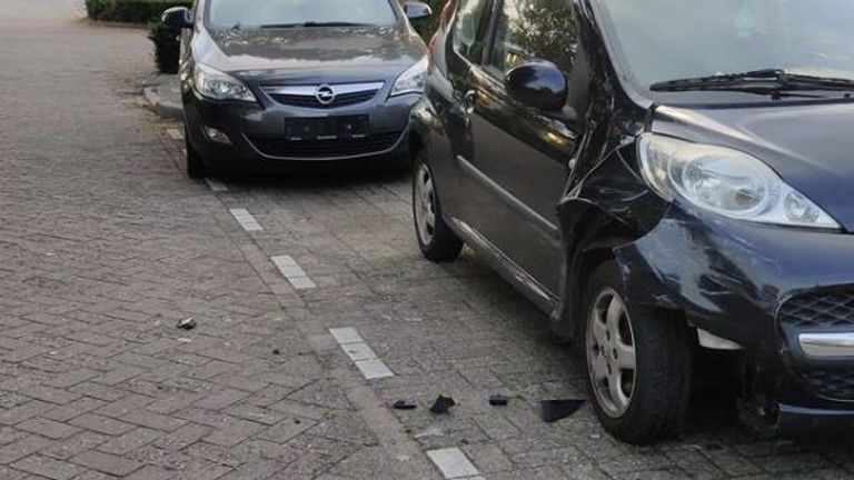 Beschadigde auto's na de aanrijding aan de Groeskuilenstraat in Gemert (foto: Instagram politie Gemert-Bakel-Laarbeek).
