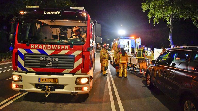 Diverse hulpverleners werden opgeroepen na de aanrijding in Valkenswaard (foto: Rico Vogels/SQ Vision).