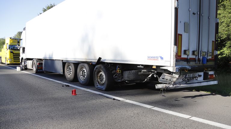 De auto raakte ter hoogte van Vierlingsbeek deze vrachtwagen (foto: SK-Media).