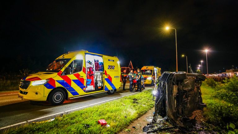 Auto over de kop in Eindhoven (Foto: SQ Vision)