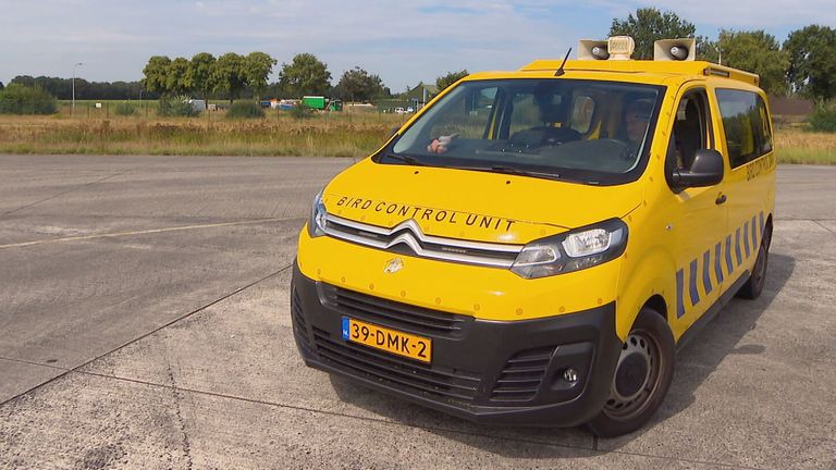 De wagens van de Bird Control Unit van Defensie zijn voorzien van een stevige geluidsinstallatie. (foto: Omroep Brabant)