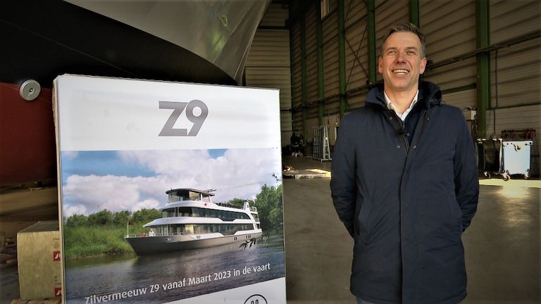 Adriaan Schuller naast het nieuwe schip in aanbouw (foto: Raoul Cartens).