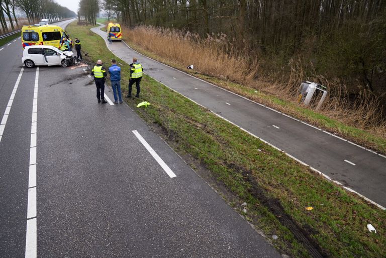 De bestelbus belandde na de frontale botsing in de berm langs de N612 bij Helmond (foto: Harrie Grijseels/SQ Vision).