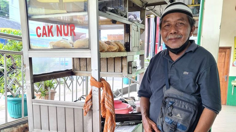 Verkoper met eetkarretje zoals je ze in Jogjakarta in iedere straat ziet (foto: Francis Kuijk).