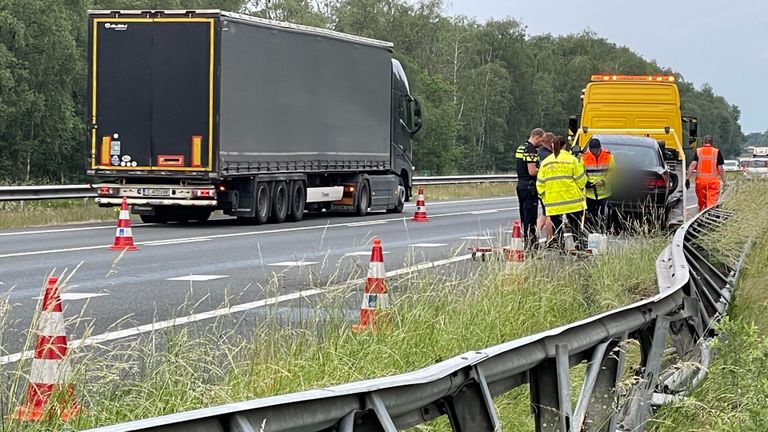 Op de A67 slipte een auto tijdens hevige regenval (foto: Harrie Grijseels/SQ Vision).