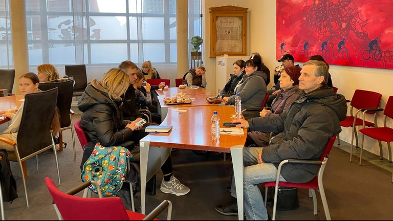 Vluchtelingen in het gemeentehuis van Boekel (foto: Rene van Hoof).