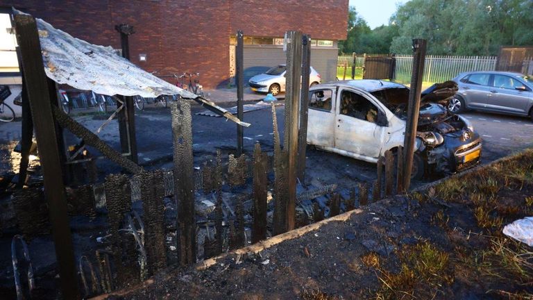 De fietsenstalling, scooter en auto gingen bij de brand in Den Bosch in vlammen op (foto: Bart Meesters/SQ Vision).