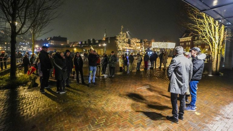 Tientallen mensen demonstreren tegen komst azc in Best (foto: SQ Vision).