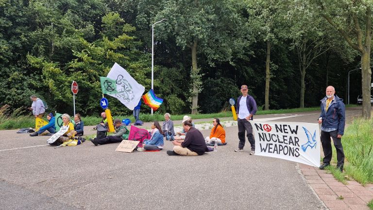 Blokkade ingang vliegbasis Volkel. Foto: Noël van Hooft