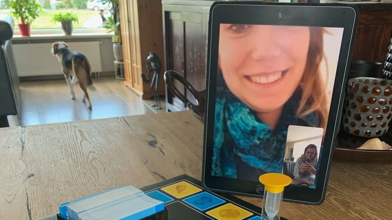 Annika speelt met haar zus een bordspel via FaceTime.