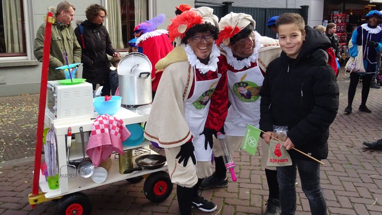 Djayden straalde bij de Glutenvrije Pieten met zijn zakje pepernoten in de hand.