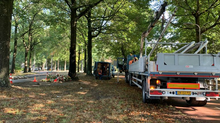 Dinsdag werd er een nieuwe lantaarnpaal neergezet in de bocht (foto: Jessica Ranselaar)