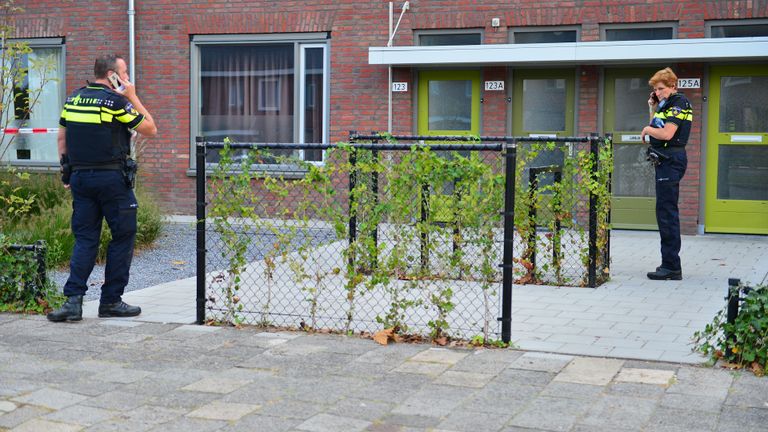 Politie doorzoekt de woning van de verdachte (foto: Walter van Bussel/SQ Vision) 