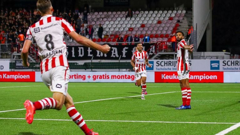 Joshua Jeremiah Sanches juicht voor TOP Oss (foto: Orange Pictures).