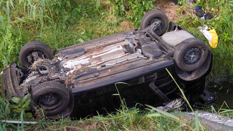 De auto belandde na de crash in Beek en Donk ondersteboven in een sloot (foto: Harrie Grijseels/SQ Vision).