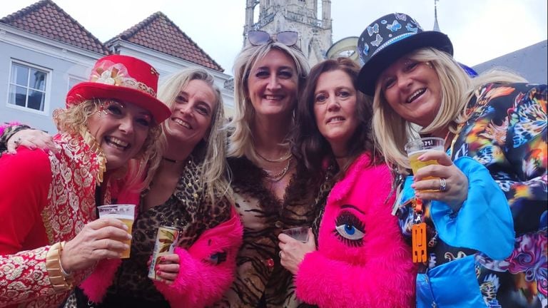 Marieke uit Mijdrecht (rechts) komt al vijftien jaar met haar vriendinnen tijdens carnaval naar Breda.