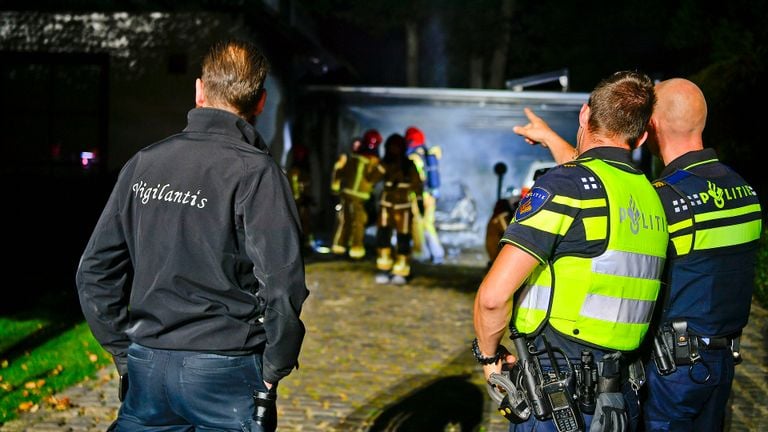 Na een uur had de brandweer het vuur bij de carport onder controle (foto: Rico Vogels/SQ Vision).