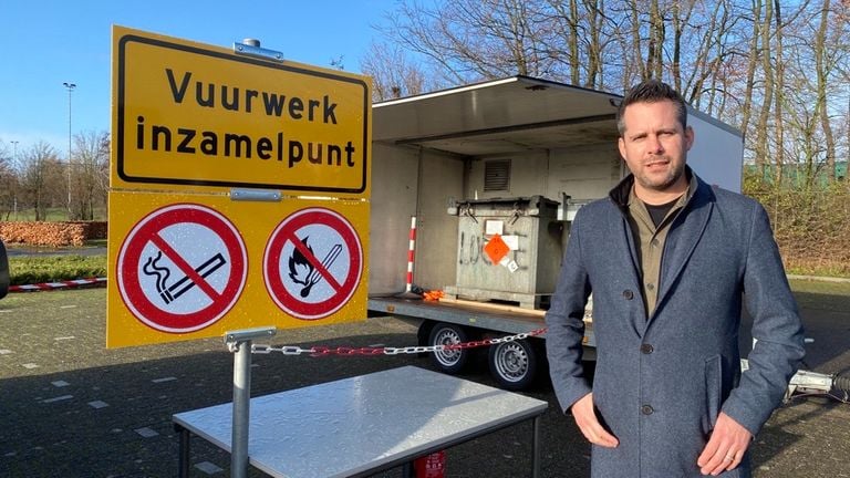 Wethouder Barry Jacobs bij het inzamelpunt (foto: Sven de Laet).