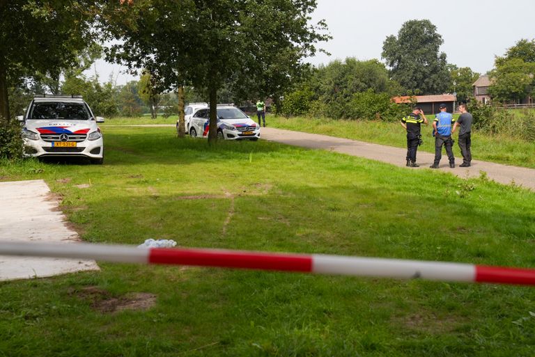 De politie doet onderzoek aan de Pater Eustachiuslaan in Aarle-Rixtel (foto: Harrie Grijseels/SQ Vision).