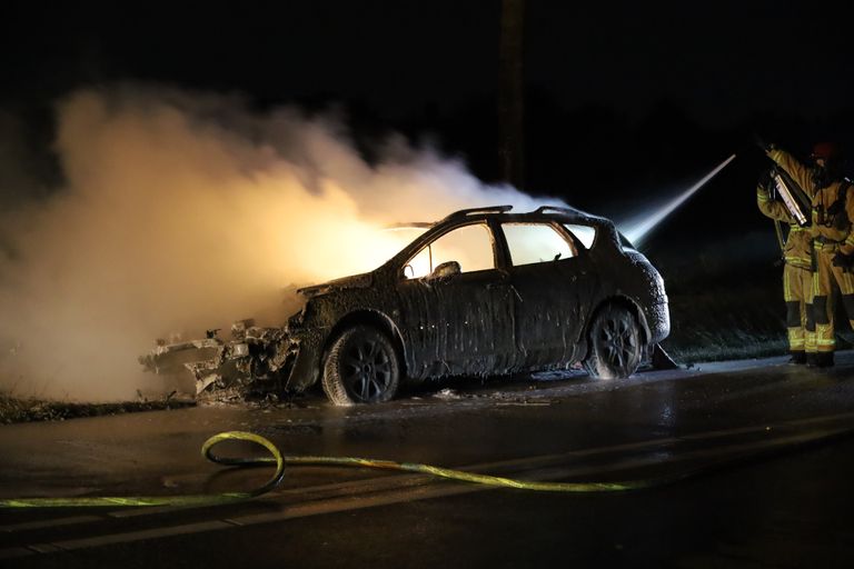 Van de auto in Venhorst bleef na de brand weinig over (foto: Kevin Kanters/SQ Vision).