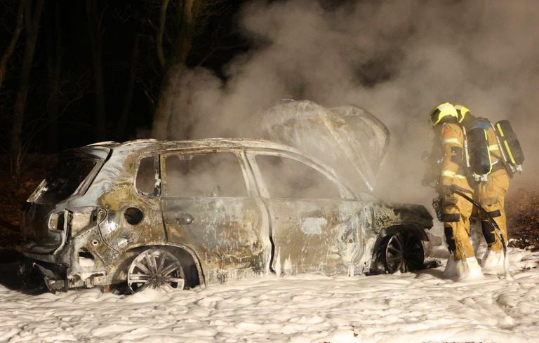 Van de auto in Helvoirt bleef weinig over (foto: Bart Meesters).