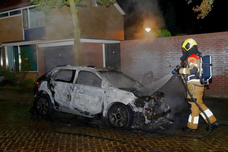 De brandweer was snel aanwezig, maar kon niet voorkomen dat de auto aan de Van Reysstraat in Den Bosch verloren ging (foto: Bart Meesters).