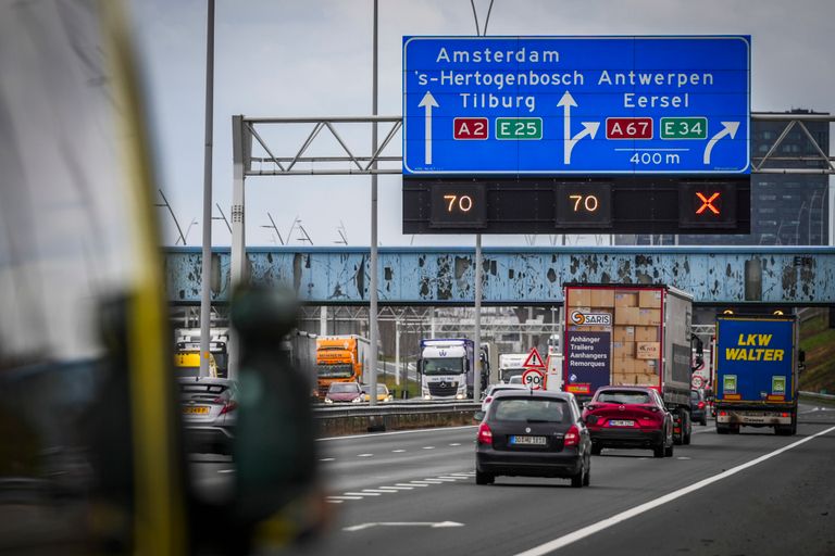 Het viel de weginspecteur op dat vooral veel voertuigen met een buitenlands kenteken de rode kruizen negeerden (foto: SQ Vision).