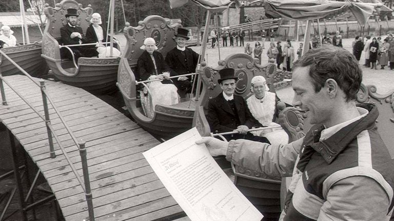 Schaatser Hilbert van der Duim opent Polka Marina (foto: Efteling)