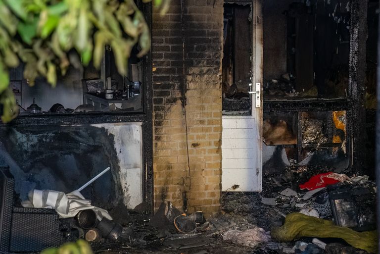 De brand verwoestte een huis aan de straat De Kabouters in Den Bosch (foto: Iwan van Dun/SQ Vision).