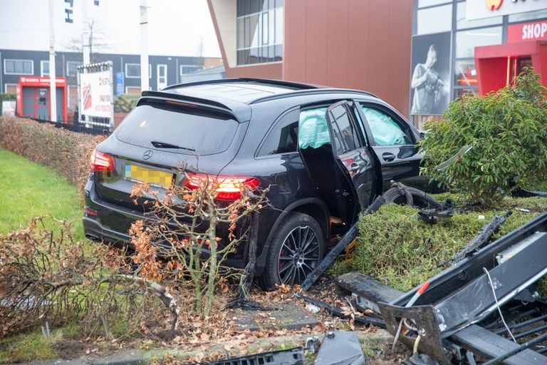 De auto kwam in een heg tot stilstand (foto: Christian Traets/SQ Vision).