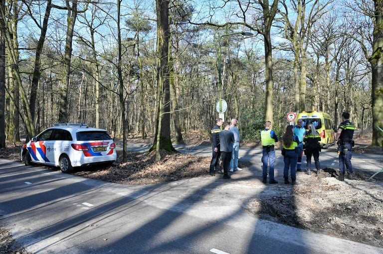 Paard glijdt uit op modderig bospad ruiter gewond in Oisterwijk (Toby de Kort/Persbureau Heitink).