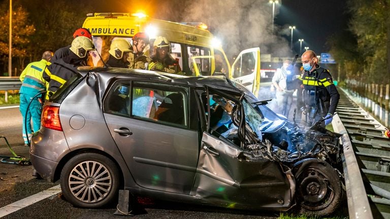 De bestuurder moest uit de auto bevrijd worden (foto: Marcel van Dorst/SQ Vision).