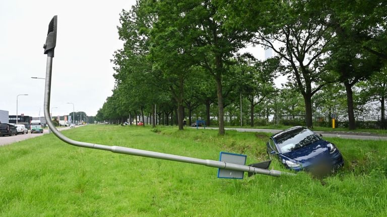 Een auto raakte een lantaarnpaal naast de Dongenseweg en belandde in een sloot (foto: Toby de Kort/SQ Vision).