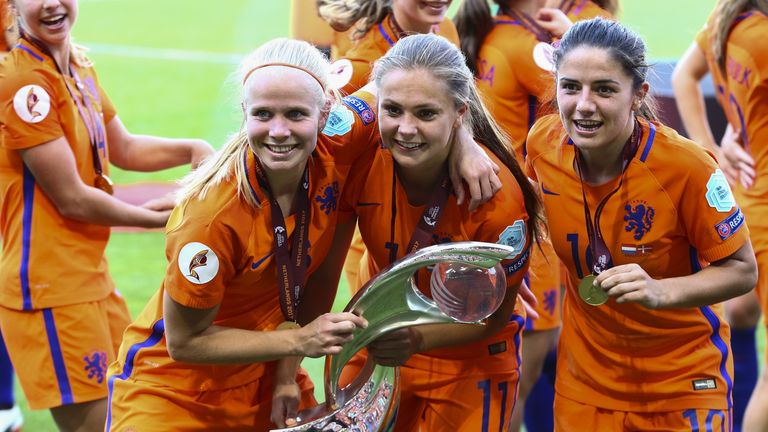 Danielle van de Donk (rechts) samen met Lieke Martens en Kika van Es (foto: ANP).