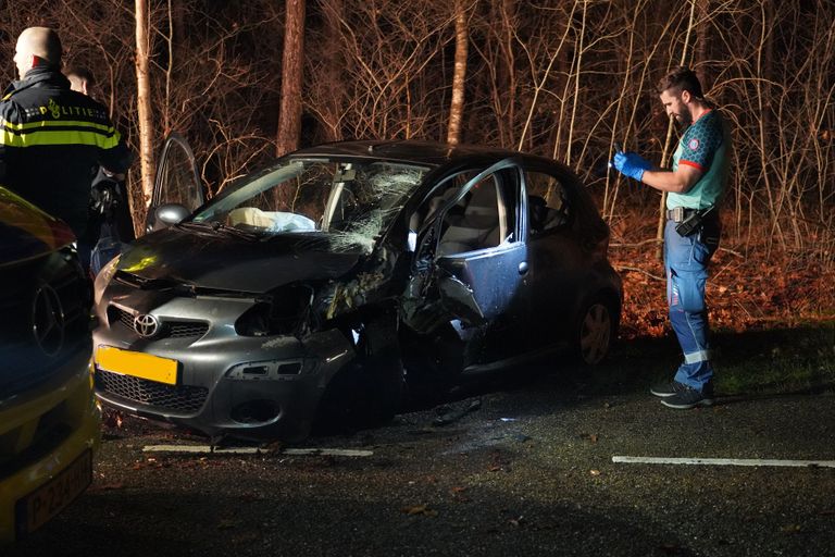 Hoe het mis kon gaan op de Chaamseweg in Chaam wordt onderzocht (foto: Jeroen Stuve/SQ Vision).