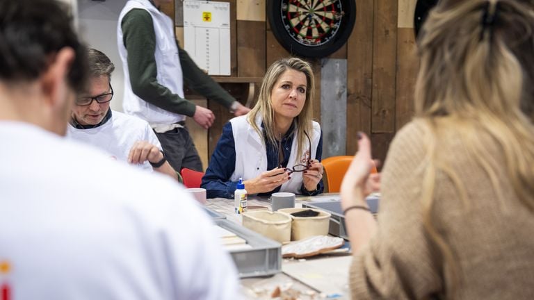 Demi pakte haar kans om de vraag der vragen te stellen aan de koningin (foto: ANP).