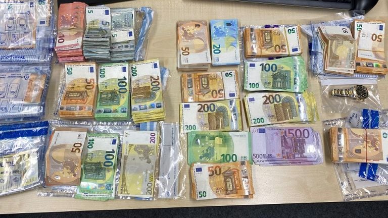 In beslag genomen geld bij de inval in Eindhoven (foto: Politie)