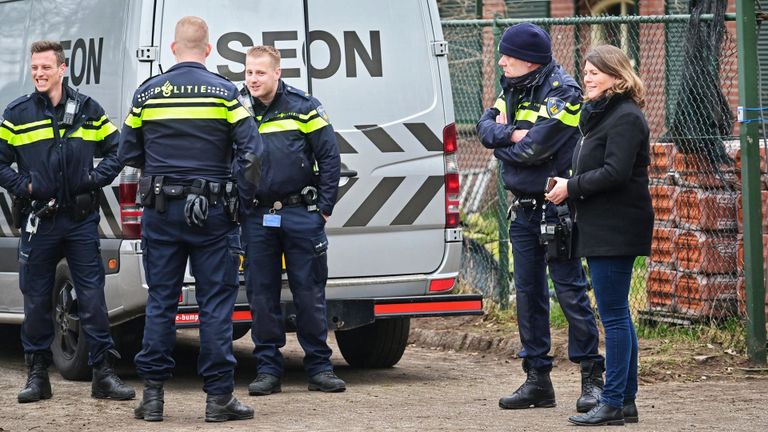 Burgemeester Joyce Vermue  laat zich informeren bij het drugslab in Wernhout (foto: Tom van der Put / SQ Vision).