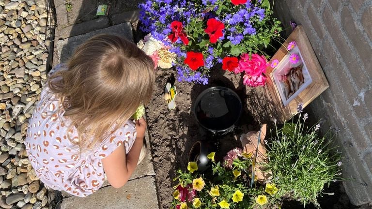 Het dochtertje van Kayleigh en Mike zoekt troost bij de gedenkplek (eigen foto).
