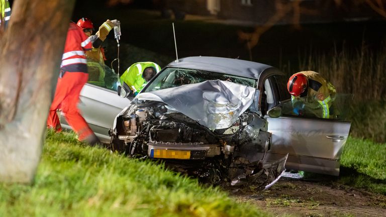 De auto schoof rond middernacht van de Stadsedijk in Oudemolen (foto: Christian Traets/SQ Vision).
