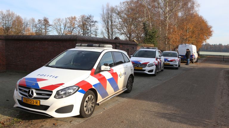Diverse politieauto's aan de Meerbosweg in Erp (foto: Sander van Gils/SQ Vision).